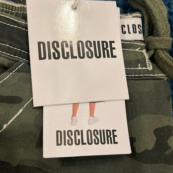 NWT DISCLOSURE BAGGY CARGO CAMO PANTS💚💚 - Picture 3 of 14